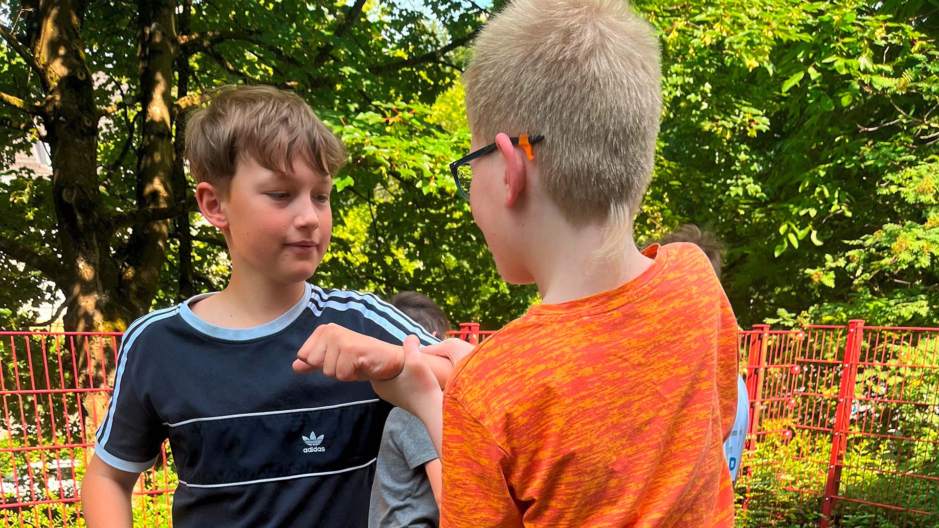 Zwei Jungen kämpfen miteinander