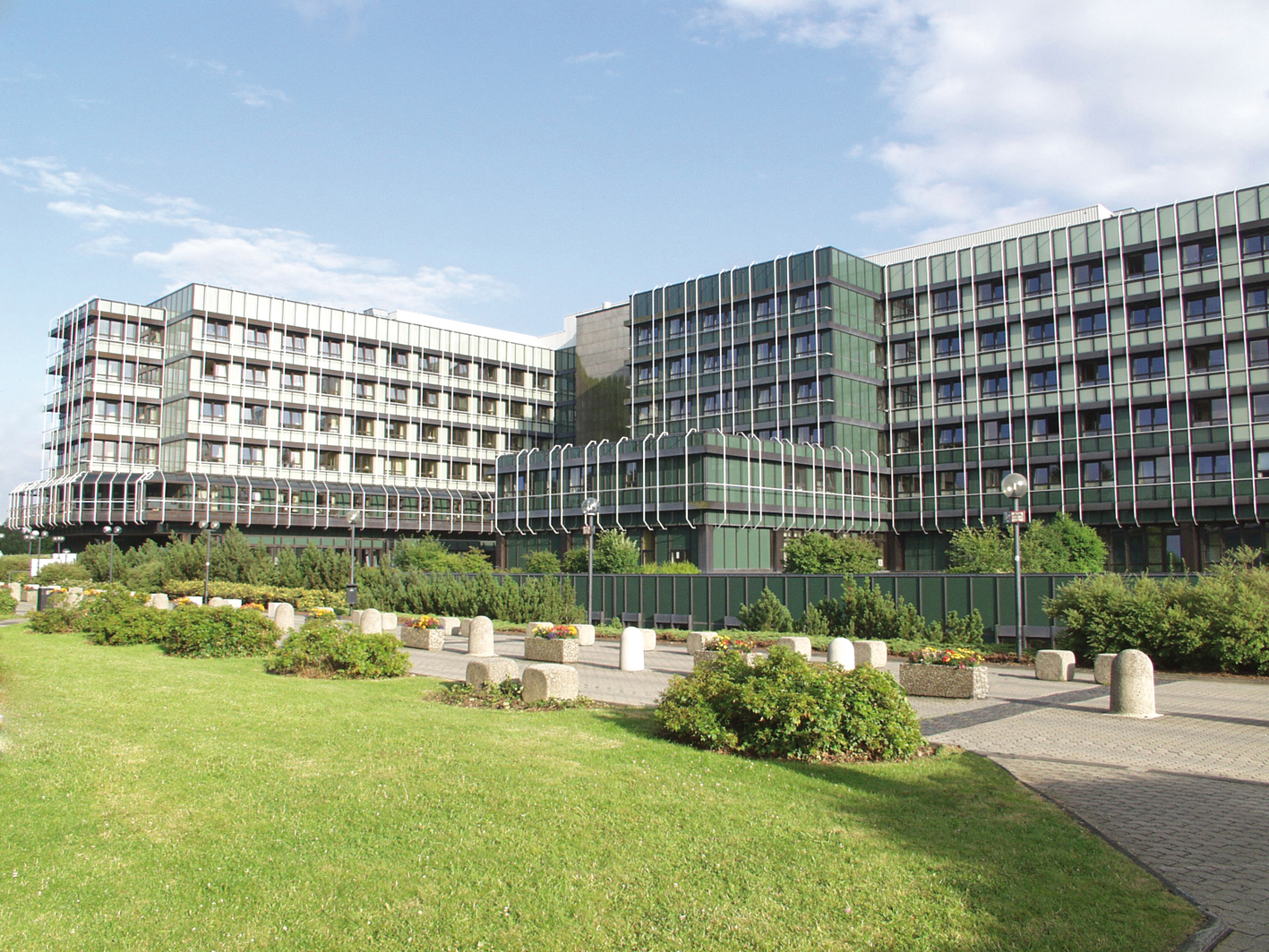 Der Fachkräftemangel, insbesondere im Pflegebereich, erfordert kreative Lösungen. Genau hier setzt ein Konzept an, das die Märkischen Kliniken (im Bild das Klinikum Lüdenscheid) gemeinsam mit der Fachhochschule Südwestfalen umsetzen möchten. Foto: Märkische Kliniken