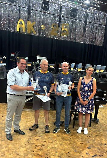 Von links: Landrat Marco Voge, Frank Regge aus Meinerzhagen (Sieger Einzelwertung), Raphael Viol aus Meinerzhagen (2. Platz) sowie Vera Mölders, Sachbearbeiterin Mobilität und Radverkehr beim Märkischen Kreis. Foto: Stadt Meinerzhagen