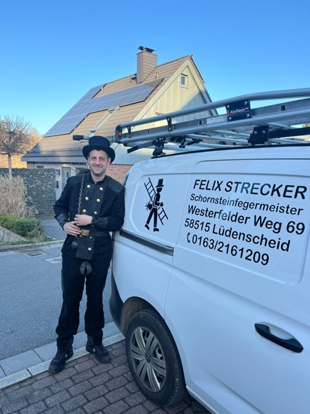 Bezirksschornsteinfeger Felix Strecker hat den Kehrbezirk MK 32 von dem bisher Bevollmächtigten Carsten Losse übernommen. Foto: Privat